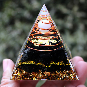 Pyramide en époxy cristallin avec bobine de cuivre, boule blanche gravée à l'intérieur, décoration de maison, ornement de bureau - Product Image 1