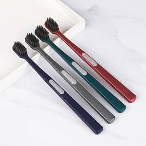 Cepillo de Dientes con Mango Metálico Cónico y Cerdas de PBT Medianas para Uso Doméstico en Adultos - Product Image 3