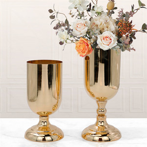 Vaso per Fiori <span class=keywords><strong>in</strong></span> <span class=keywords><strong>Ferro</strong></span> <span class=keywords><strong>Battuto</strong></span> Dorato Europeo a Forma di Calice, Portafiori Dorato da Tavolo per Centrotavola Matrimoniale - Product Image 1