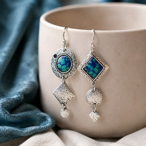 Orecchini pendenti asimmetrici con texture vintage blu-verde per donna - Product Image 3
