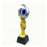Trophée personnalisé en résine et métal, design lune or et argent avec boule de cristal bleue, récompense d'entreprise gravable pour cérémonie d'hommage d'équipe