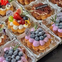 Boîtes alimentaires jetables carrées blanches/kraft pour sandwichs, gâteaux, pâtisseries, charcuterie, avec revêtement UV et couvercles transparents sécurisés