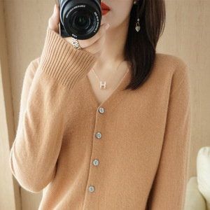 Cardigan en tricot pour femme, col en V, manches longues, couleur unie, style coréen, vêtement d'extérieur élégant pour le printemps et l'automne, idéal pour les trajets quotidiens - Product Image 1