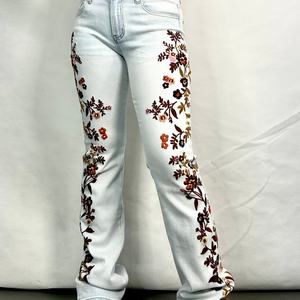 กางเกงยีนส์ลายดอกไม้สำหรับผู้หญิง OEM กางเกงเดนิมปักลายตามสั่ง กางเกงลำลองทรงสกินนี่แบบซัก - Product Image 2