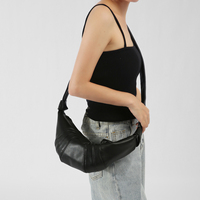 Fournisseur de la Chine en cuir d'agneau pour femmes Logo personnalisé en forme de croissant en cuir PU Petit sac à bandoulière avec large bandoulière
