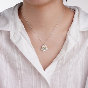 Personnalisé <span class=keywords><strong>en</strong></span> gros bijoux fins femmes 925 argent brossé naturel topaze bleue diamant fleur <span class=keywords><strong>en</strong></span> forme de collier pendentif pour les femmes - Product Image 2
