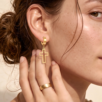 Boucles d'oreilles créoles punk avec croix pendante pour hommes et femmes, en acier inoxydable, croix creuse, style Huggies, inaltérables, bijoux hip-hop, cadeau