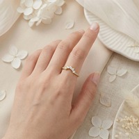 Vente en gros de bagues fines plaquées or 18 carats en argent sterling 925 avec zircone cubique, bande incurvée en forme de V, fournisseur de bijoux