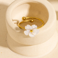 Ensemble de collier, boucles d'oreilles et bague en acier au titane en or 14 carats en forme de fleur gravée de coquillages blancs importés doux et sophistiqués