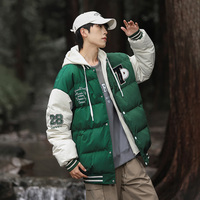 Blouson matelassé universitaire pour homme avec capuche amovible, blocs de couleur, broderie, poignets côtelés rayés, coupe ample, thermique, d'hiver, style baseball