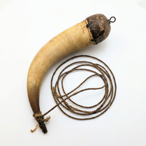 Poudre de corne de buffle traditionnelle, directement de l'usine, pour accessoires de costumes historiques, collectionneurs et reconstitutions historiques de la frontière - Product Image 1