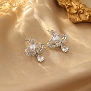 Pendientes de Perlas con Trébol de Cuatro Hojas Simples y Versátiles para Mujer, Personalizados Universales con Detalle de Borla de Circonita - Product Image 5