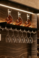 Meuble de cuisine moderne en bois avec panneau design, présentoir à bouteilles en verre et porte-verres à vin suspendus pour usage commercial