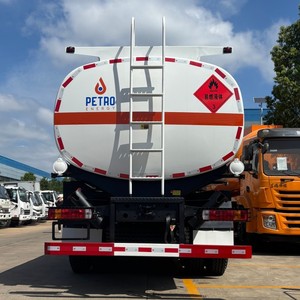 รถบรรทุกน้ำมัน HOWO 8x4 ขนาด 30000 ลิตร แบบหลายช่องเก็บน้ำมันดีเซล พร้อมหัวจ่าย - Product Image 2