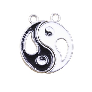 Charms otto schemi in bianco e nero Yin Yang Gossip 24x20mm pendenti artigianato fai da te fare risultati gioielli tibetani fatti a mano - Product Image 1