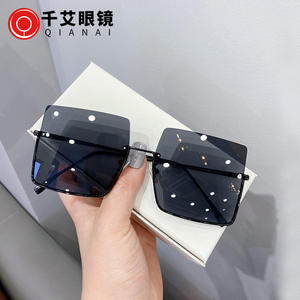 Gafas de Sol Cuadradas Nuevas con Marco Dorado, Protección UV400, Unisex, Lentes Tipo 3, Material AC - Product Image 2