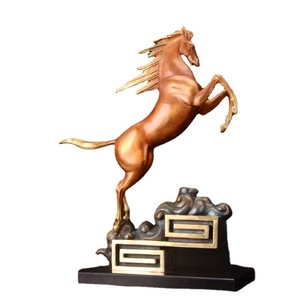 Escultura de Cobre y Oro: Nube Voladora y Caballo Auspicioso, Hecha a Mano, Adorno Artístico para Sala de Estar - Product Image 1