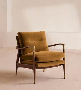 Conjunto de Sillones de Madera Maciza Estilo Mid-Century Personalizado, Sillón con Tapicería Bouclé y Otomana, Detalles Metálicos en Tono Latón para Sala de Estar - Product Image 4
