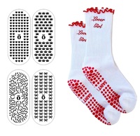 Chaussettes Pilates avec logo personnalisé avec poignées antidérapantes, chaussettes de yoga blanches avec bord festonné vert, vente en gros OEM/ODM
