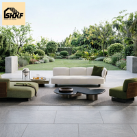 Ensemble de canapés d'extérieur en tissu bouclé moderne, causeuse incurvée, fauteuil pivotant, table basse ronde en pierre, accent en osier pour villa, patio, cour