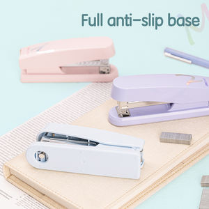 Deli E0402F # <span class=keywords><strong>Grapadora</strong></span> # 25 hojas, 24/6 y 26/6 # Base Giratoria Antideslizante con Ranura para Uñas y Apertura de Ángulo Amplio para Seguimiento - Product Image 3