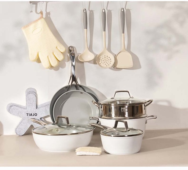 17-Piece Modern Eco-Friendly Non-Stick Aluminum Alloy Cookware Set with Glass Covers and Stainless Steel Handles