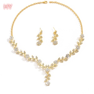 Set di Collana e Orecchini in Stile Europeo HY, Anello Nuziale a Forma di Fiore di Prugna con Diamanti Colorati sulla Catena per la Clavicola - Product Image 6