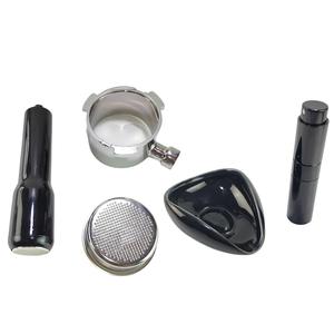Porte-filtre Delong 51 mm à trois oreilles en acier inoxydable sans fond avec flacon pulvérisateur et ensemble de récipients à grains - Product Image 5