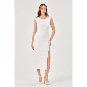 Robe fourreau élégante blanche sans manches avec fente latérale et détails perlés, col rond, taille naturelle, longueur midi - Product Image 1