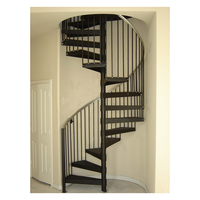 Escalier en colimaçon de luxe avec marches en marbre, balustrade en verre cristal, main courante finition or, fabrication sur mesure