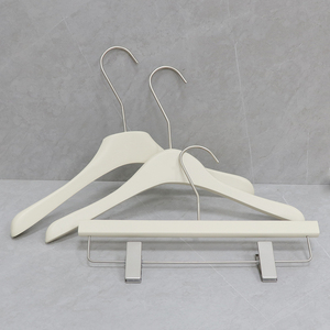 Cintre en velours rose en promotion, cintre en plastique avec logo personnalisé pour robes de soirée et manteaux féminins, idéal pour l'affichage de vêtements - Product Image 4