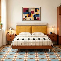 Lit double en bois massif de style Bauhaus, d'inspiration française, du milieu du siècle, avec tête de lit minimaliste rembourrée, à joints mortaise et tenon, pour chambre principale
