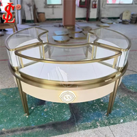 Comptoir de présentation de bijoux en verre incurvé ovale avec portes coulissantes verrouillables, cadre en bronze brossé pour boutique de détail