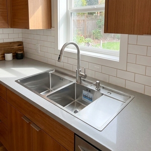 Nouvelle Évier de Cuisine Personnalisable en Acier Inoxydable 304 avec Deux Trous et Double Bac - Product Image 1