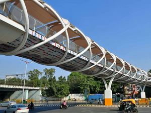 สะพานลอยโครงสร้างเหล็กสำหรับคนเดินเท้า โครงโลหะเหนือศูนย์เมือง - Product Image 4