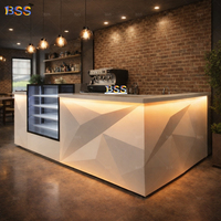 Comptoir de bar en surface solide pour cocktails, sur mesure, commercial, avec éclairage LED blanc, de luxe, pour restaurant, bar à desserts avec vitrine à gâteaux