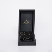 Boîte de présentation verticale chic et élégante en cuir PU noir grainé pour parfum, coffret cadeau pour homme, pour marque