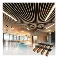 Décoration intérieure Grain de bois suspendu métal bande linéaire plafond aluminium U déflecteur système de plafond faux plafond conception