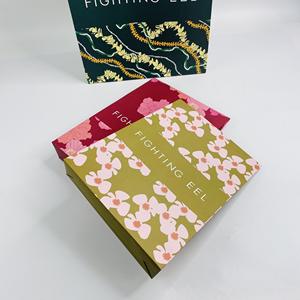 Sacs en papier kraft blanc imprimés en couleur personnalisés |   Sacs cadeaux à motifs pour l'emballage des marques de vêtements et de style de vie - Product Image 4