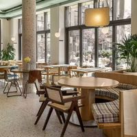 Ensemble de mobilier de restaurant personnalisé pour projet : banquette moderne en bois avec coussins de siège en cuir pour café commercial