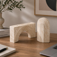 Ornement en travertin naturel de haute qualité avec arche superposée et design à rainures verticales, objet décoratif en marbre