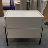 Table de chevet moderne minimaliste à 2 tiroirs, couleur blanc crème, avec bord de table surélevé