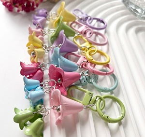 Porte-clés Fleur Hawaïenne Puakeni Kenney Fait Main en Pâte Polymère, Pendentif de Sac Fleur Tropical, Accessoires de Plage - Product Image 1