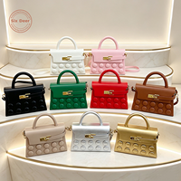 Sac à main carré personnalisé pour femme, avec bouton décoratif, fermoir métallique et rabat supérieur, sac bandoulière de luxe pour femme