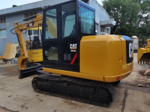 Mini-excavatrice sur chenilles Caterpillar CAT 305.5E2 d'occasion, 5,5 tonnes, petite pelle sur chenilles en caoutchouc, faible nombre d'heures, certifiée EPA CE, pour travaux agricoles et aménagement paysager - Product Image 6