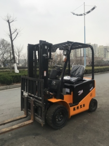 รถยกไฟฟ้า HANGZHOU J20 ขนาด 2 ตัน เสาสามท่อน ยางลม แบบนั่งขับ ใช้งานกลางแจ้ง - Product Image 3