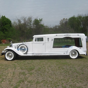 Cercueil électrique de style rétro : idéal pour les services funéraires et les cérémonies, voiture funéraire vintage - Product Image 1