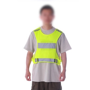 เสื้อกั๊กนิรภัยตาข่ายโพลีเอสเตอร์สะท้อนแสงระดับ 3 ปรับแต่งโลโก้ได้ ใช้พลังงานจากแบตเตอรี่ พร้อมไฟ <span class=keywords><strong>LED</strong></span> 4 ดวง สำหรับการวิ่ง - Product Image 2