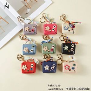 Portachiavi a Forma di Fiore, Mini Borsa con Ciondolo per Chiavi e Accessorio per Borsetta - Product Image 2