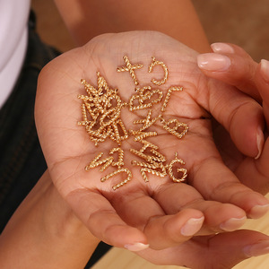 Amuleto de Letra Retorcida |   Colgante con Inicial del Alfabeto en Acero Inoxidable Chapado en Oro PVD de 18K |   Resistente al agua, hipoalergénico y sin deslustre - Product Image 4